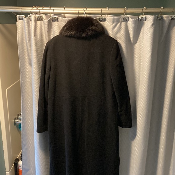 Woman’s black long wool coat with fox fur collar - Picture 4 of 5